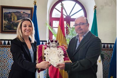 La Hermandad del Rocío de Alcalá recibe el escudo de plata de la ciudad
